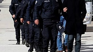 Gözaltı uygulaması yapan polis