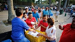 Venezuelanos dormem ao relento em parques colombianos