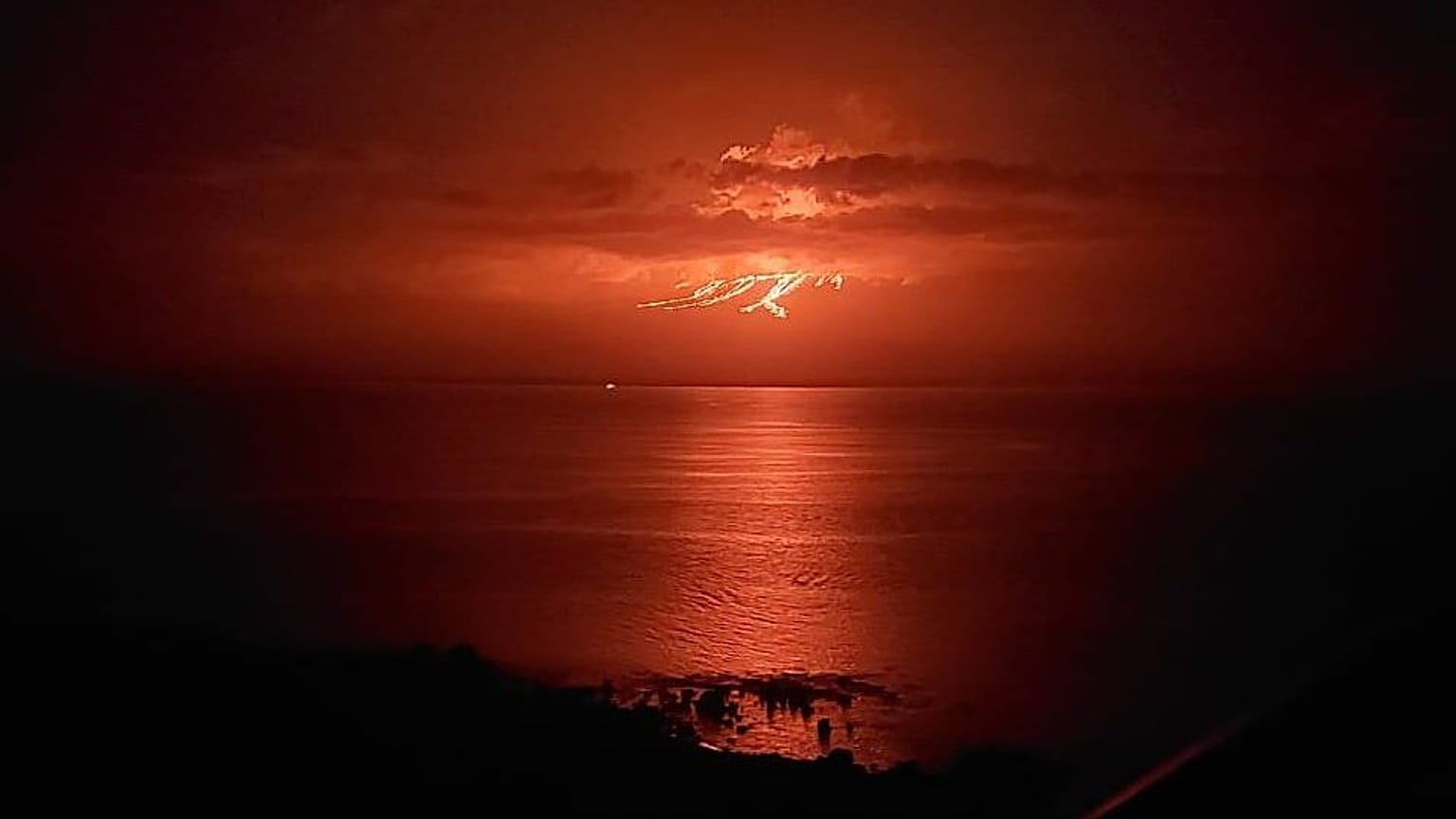 El volcán La Cumbre entra en erupción en las islas Galápagos