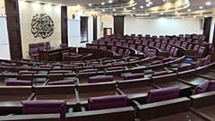 12 عاما على تعليق أعمال البرلمان الفلسطيني.. مكاتبُ يعلوها الغبار وأكوامُ بريد منسية