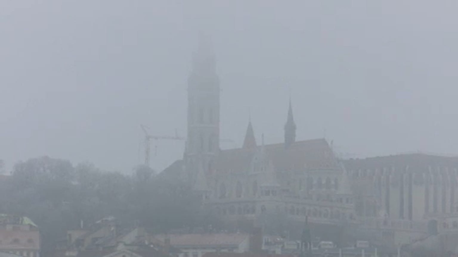 Szürkébe vész a Mátyás-templom tornya