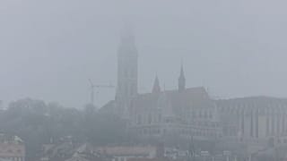 Szürkébe vész a Mátyás-templom tornya