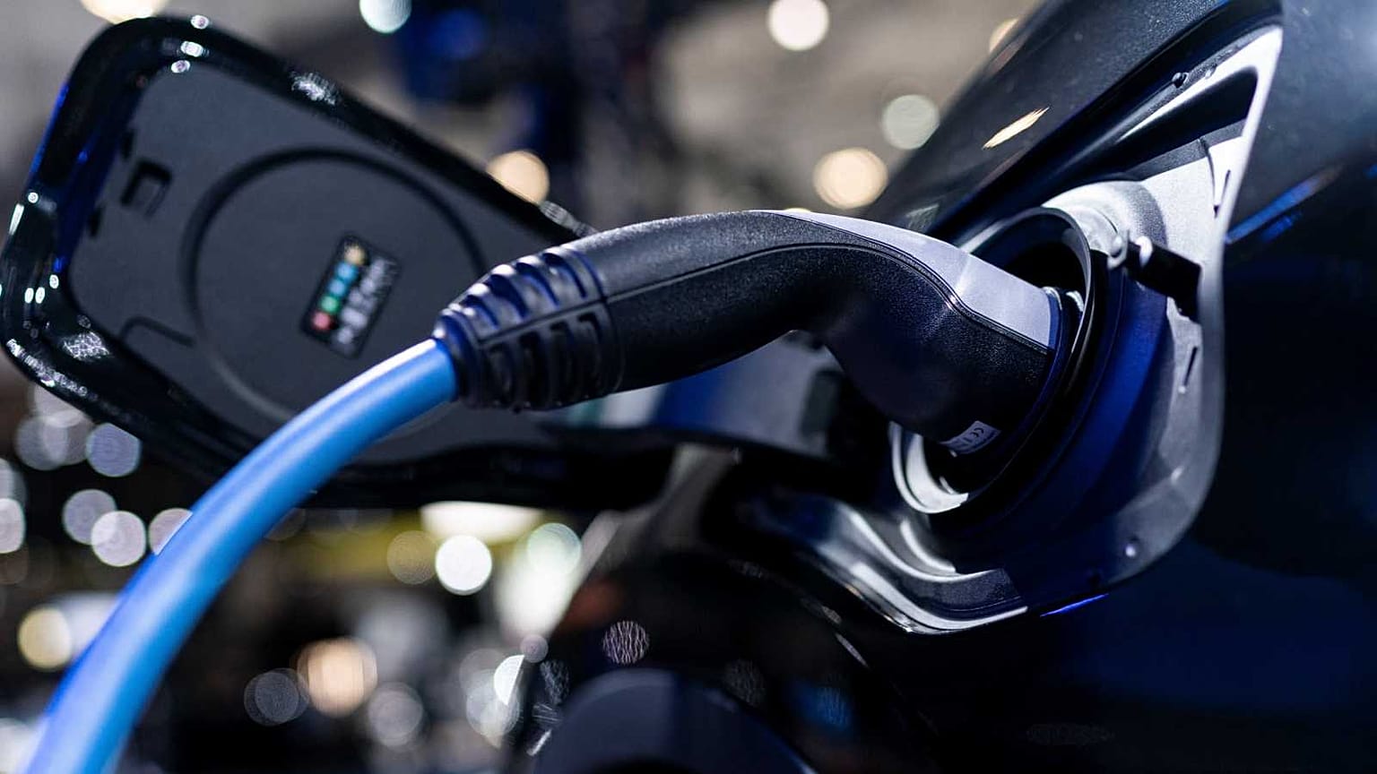 Prise électrique d'une BMW, salon de Bruxelles le 9 janvier 2020.