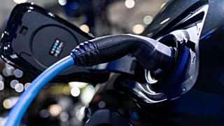 Prise électrique d'une BMW, salon de Bruxelles le 9 janvier 2020.
