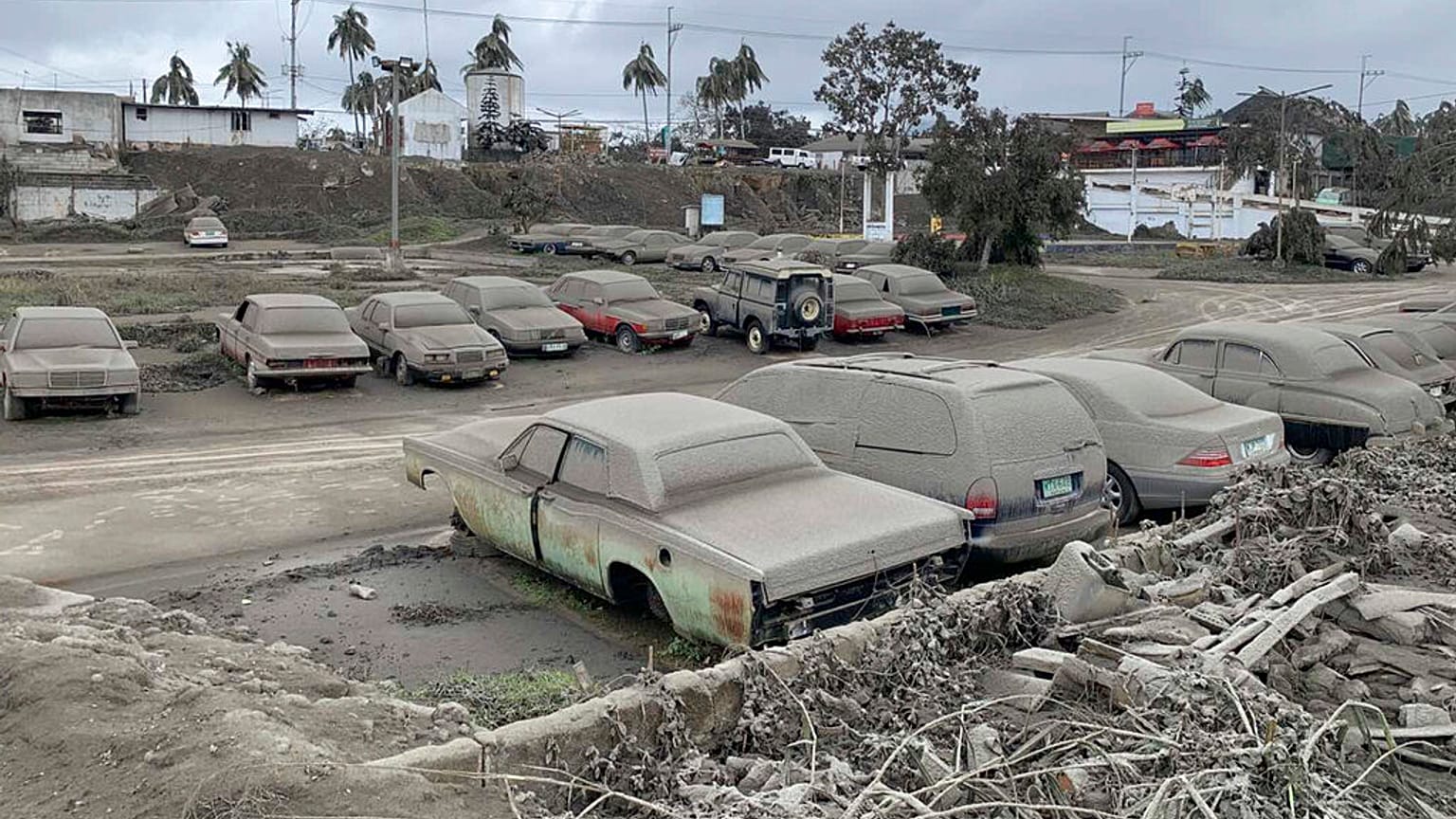 Coches cubiertos por la ceniza del volcán Taal, en Filipinas