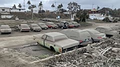 Coches cubiertos por la ceniza del volcán Taal, en Filipinas