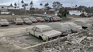 Coches cubiertos por la ceniza del volcán Taal, en Filipinas