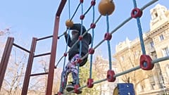 Un niño juega en un parque de Hungría