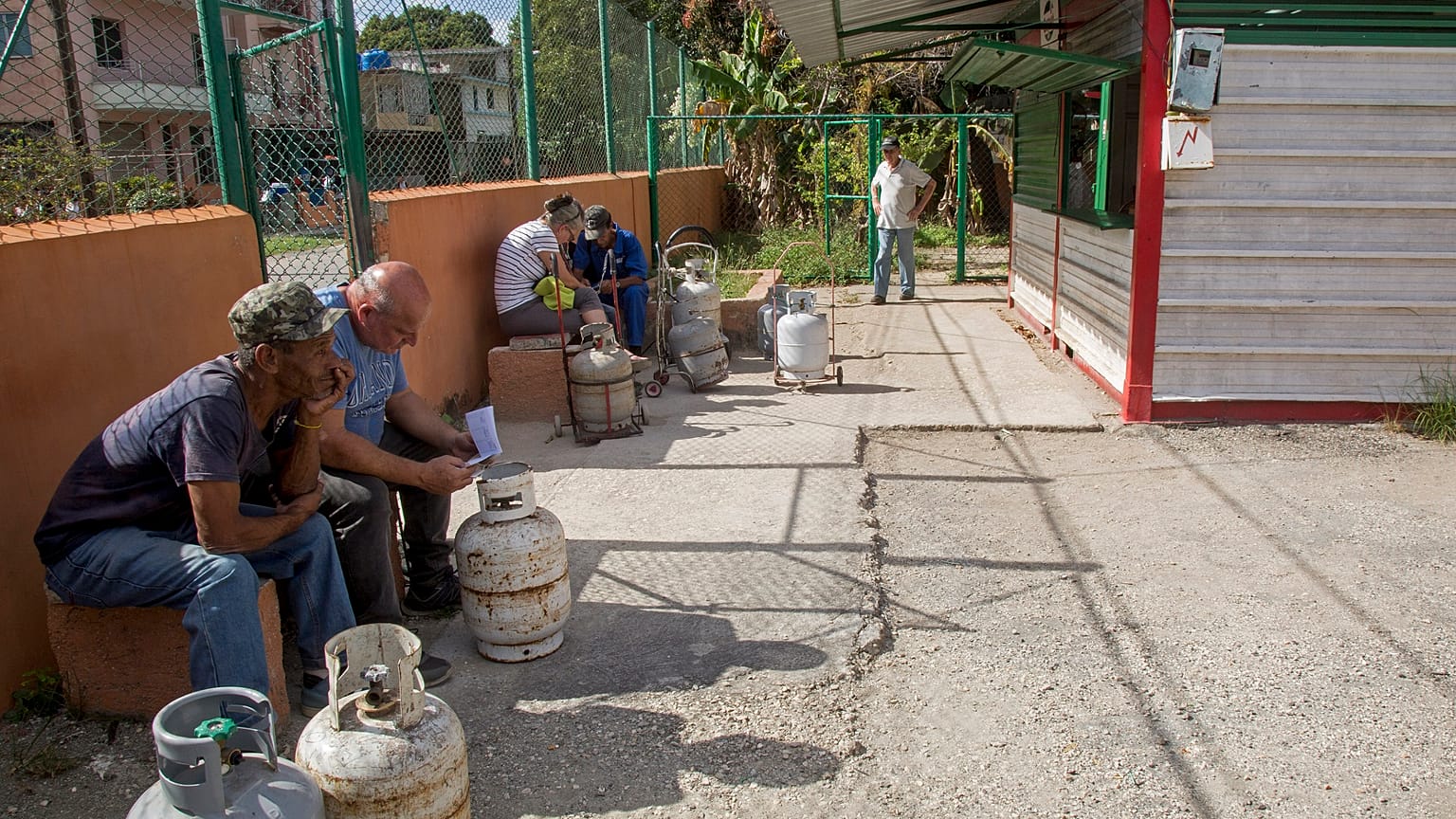 Varias personas a la espera de la apertura de la venta de Gas Licuado, en el barrio del Sevillano, in Havana, Cuba, Tuesday, January 14, 2020.  (AP Photo/Ismael Francisco)