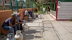Varias personas a la espera de la apertura de la venta de Gas Licuado, en el barrio del Sevillano, in Havana, Cuba, Tuesday, January 14, 2020.  (AP Photo/Ismael Francisco)