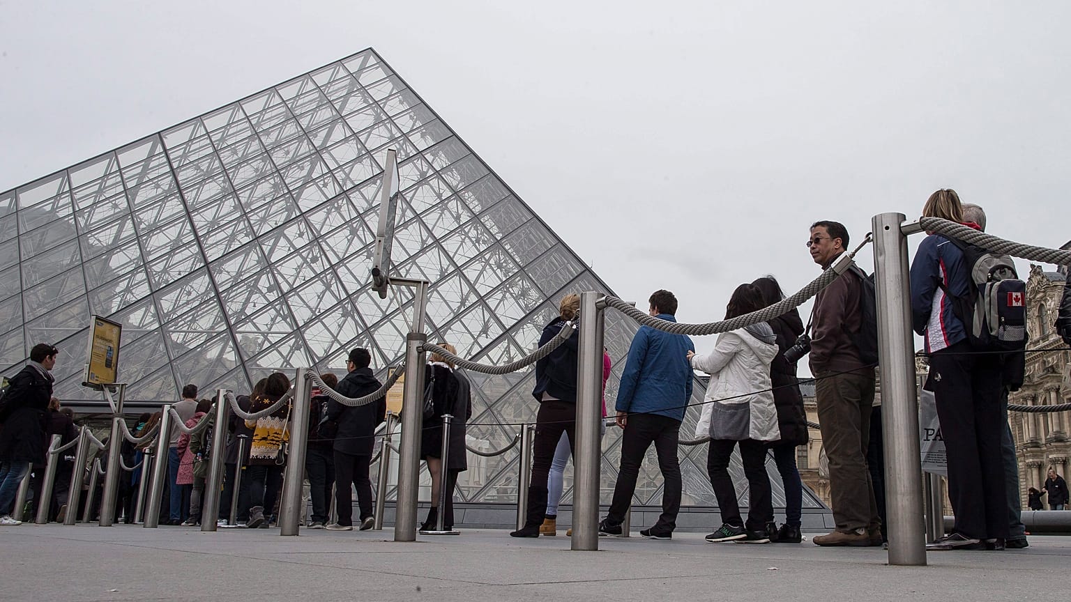 El Louvre reactiva el turismo en Francia, afectado por los atentados de 2015