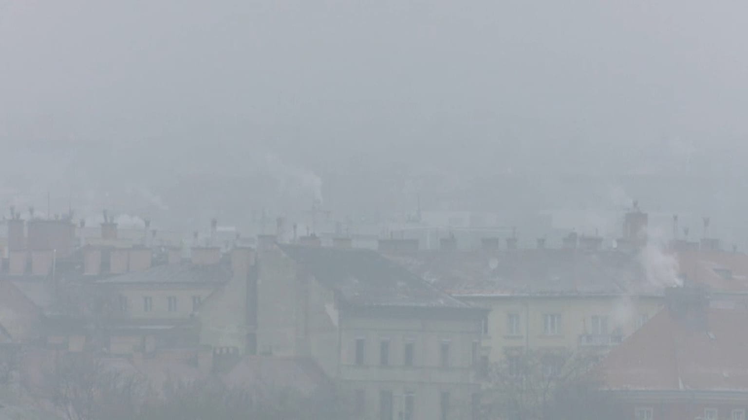 Smog über Häusern von Budapest