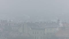 Smog über Häusern von Budapest