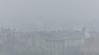 Smog über Häusern von Budapest