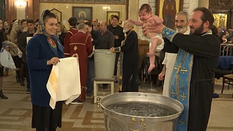 Gürcistan’ın başkenti Tiflis’te 500’den fazla bebek birlikte vaftiz edildi