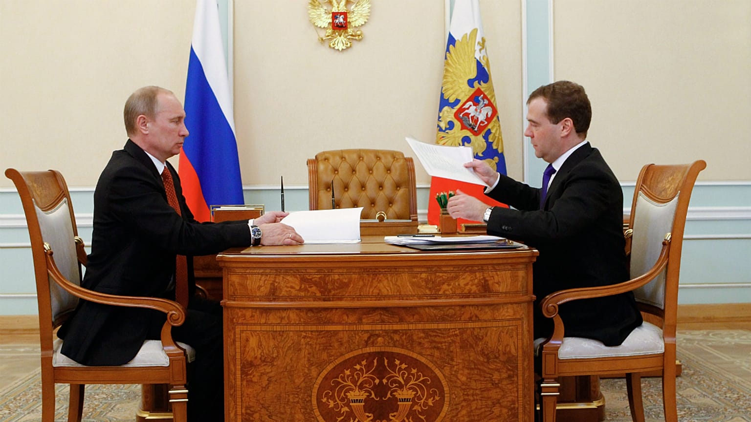 Vladimir Putin recebeu a carta de demissão do executivo de Dmitri Medvedev