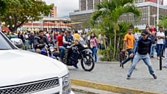 Paramilitares atacan a diputados opositores a la entrada del Parlamento en Venezuela