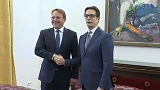 A bővítési biztos szimbolikus lépése