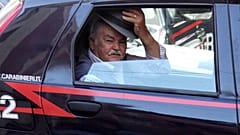 Archivfoto aus dem Jahr 2010. Ein mutmaßliches Mafia-Mitglied grüßt nach seiner Festnahme