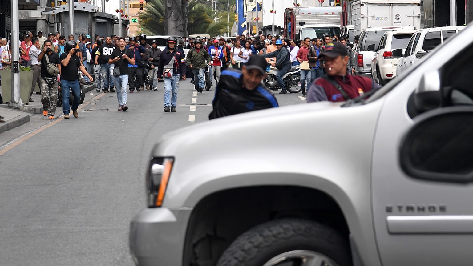 Deputados afastados com violência do parlamento venezuelano