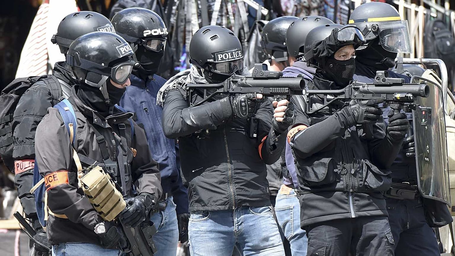 Policiers faisant usage de lanceurs de balles de défense LBD40, le 11 mai 2019 à Nantes dans l'ouest de la France.