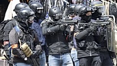 Policiers faisant usage de lanceurs de balles de défense LBD40, le 11 mai 2019 à Nantes dans l'ouest de la France.