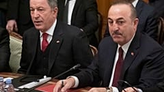 وزير الخارجية التركي مولود جاويش أوغلو إلى اليمين، ووزير الدفاع التركي خلوصي آكار خلال محادثات مع روسيا في الشأن الليبي. موسكو، روسيا، 13 يناير-كانون الثاني 2020