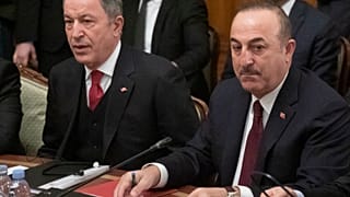 وزير الخارجية التركي مولود جاويش أوغلو إلى اليمين، ووزير الدفاع التركي خلوصي آكار خلال محادثات مع روسيا في الشأن الليبي. موسكو، روسيا، 13 يناير-كانون الثاني 2020