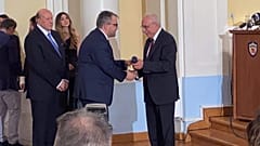 Η στιγμή της βράβευσης του δημοσιογράφου του euronews, Μιχάλη Αραμπατζόγλου