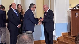 Η στιγμή της βράβευσης του δημοσιογράφου του euronews, Μιχάλη Αραμπατζόγλου