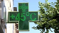 Temperaturanzeige (45 Grad) an einem Geschäft