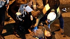 Διαδηλωτές δέχονται βοήθεια αφού χτυπήθηκαν βίαια από τις αστυνομικές δυνάμεις στην Βηρυτό.