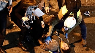 Διαδηλωτές δέχονται βοήθεια αφού χτυπήθηκαν βίαια από τις αστυνομικές δυνάμεις στην Βηρυτό.