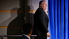 مایک پمپئو،‌ وزیر خارجهٔ ایالات متحده، پیش از سخنرانی دربارهٔ ایران،‌ هفتم ژانویه ۲۰۲۰