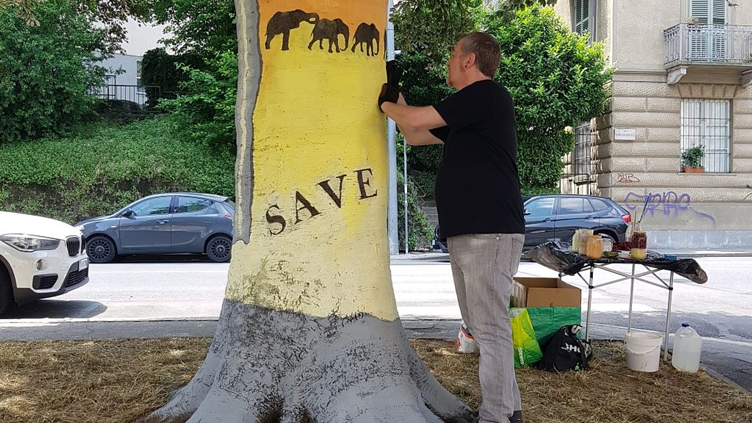 Osvaldo Neirotti mentre crea "Marco l'Elefante".