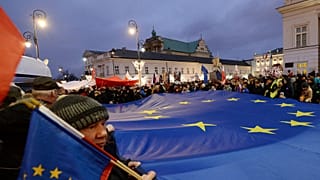 "Breves de Bruxelas": Parlamento Europeu condena Polónia e Hungria