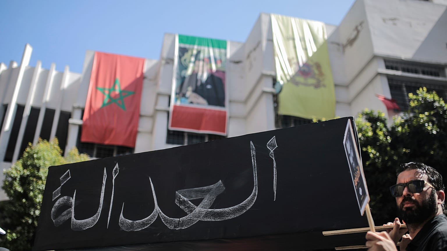 يحمل المتظاهرون تابوتا رمزيا مكتوبا عليه "العدالة"، خلال مسيرة تندد بالأحكام الشديدة ضد نشطاء الحراك، في الدار البيضاء، المغرب، الأحد 8 يوليو تموز 2018