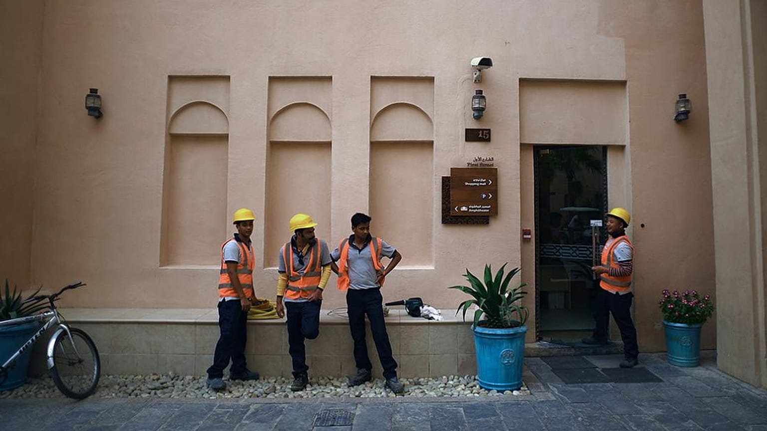 قطر تلغي تأشيرات الخروج للعمال الأجانب عقب انتقادات من هيومن رايتس ووتش