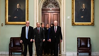 El presidente de la Corte Suprema John Roberts es escoltado por varios senadores hasta el pleno de la Cámara Alta, Washington, Estados Unidos, el 16 de enero de 2020.
