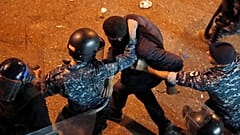 شرطة مكافحة الشغب تعتقل متظاهراً خارج مقر الشرطة يطالب بالإفراج عن المحتجزين  15 يناير 2020. 