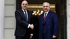 Ο υπουργός Εξωτερικών Νίκος Δένδιας υποδέχεται τον επικεφαλής του Λιβυκού Εθνικού Στρατού ΑΠΕ-ΜΠΕ/ΑΠΕ-ΜΠΕ/ΓΙΑΝΝΗΣ ΚΟΛΕΣΙΔΗΣ