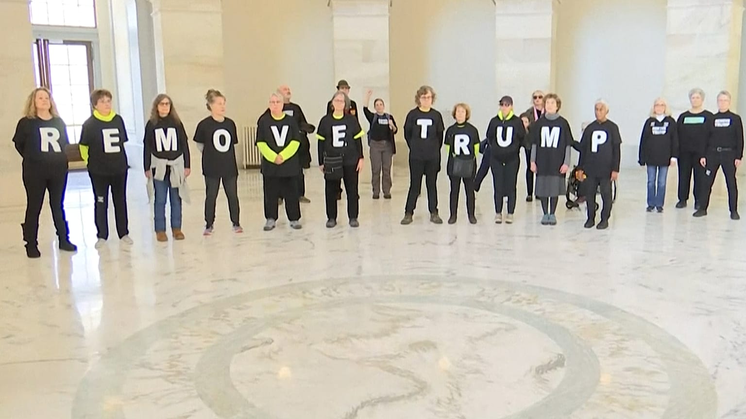 Σιωπηρή αλλά και συνάμα... «ηχηρή» διαμαρτυρία κατά του Τραμπ