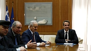 Ο πρωθυπουργός Κυριάκος Μητσοτάκης συνομιλεί με τον επικεφαλής του Λιβυκού Εθνικού Στρατού (LNA), Στρατάρχη Khalifa Haftar 