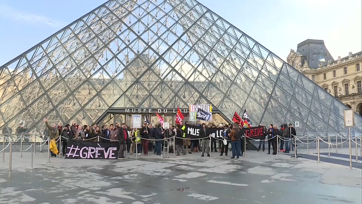 Retraites : le Louvre bloqué par des grévistes