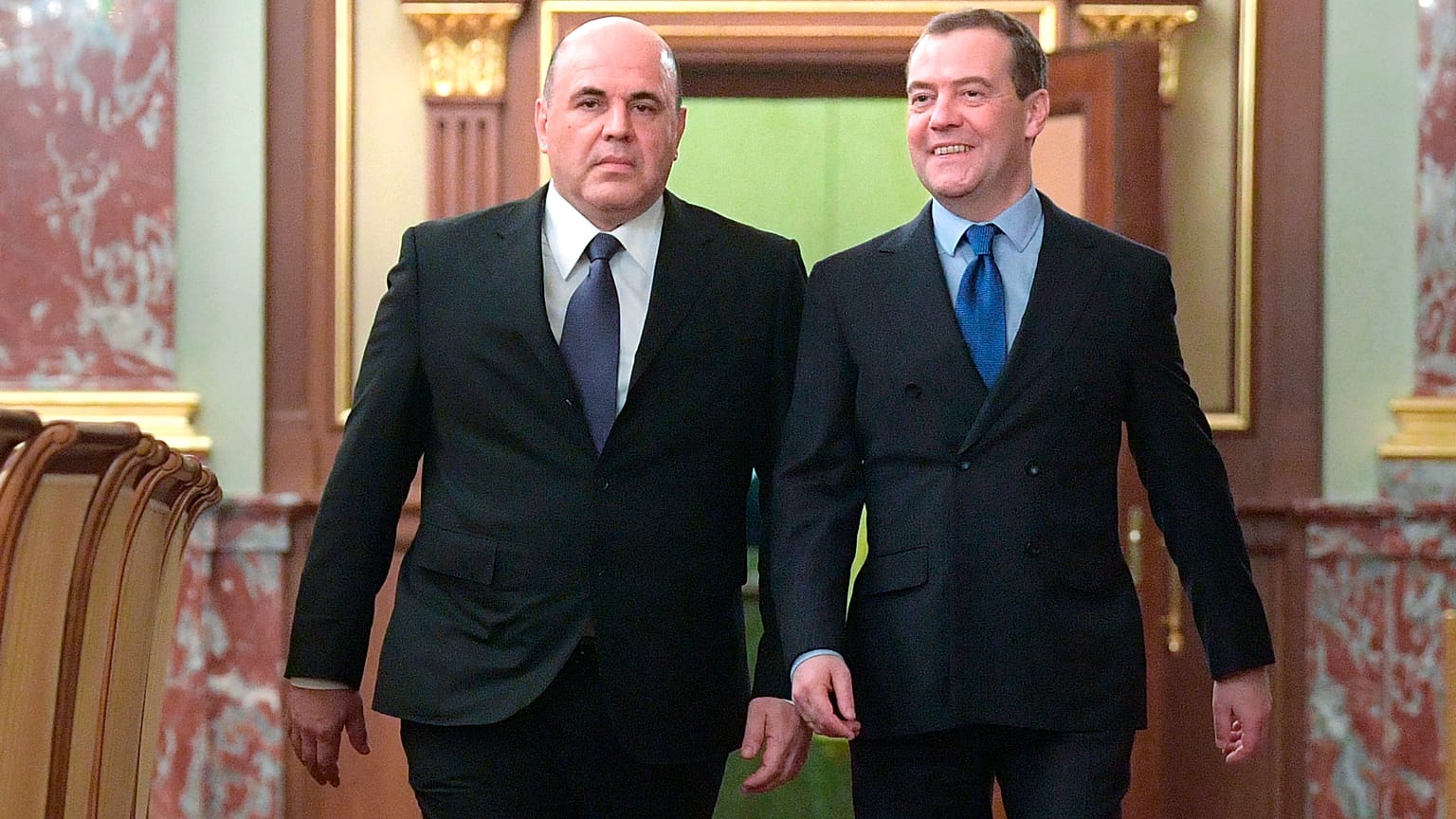 Новый и бывший премьер-министры России Михаил Миушстин и Дмитрий Медведев