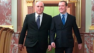 Новый и бывший премьер-министры России Михаил Миушстин и Дмитрий Медведев