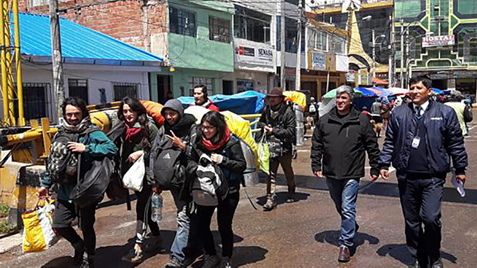 Un momento de la expulsión de los turistas