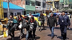 Un momento de la expulsión de los turistas