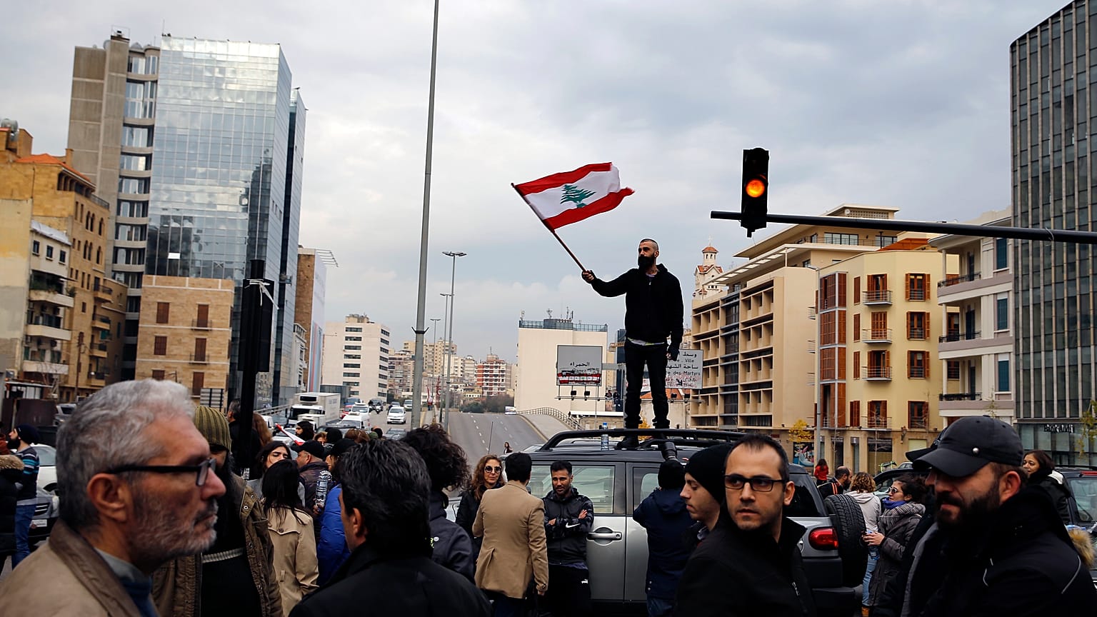 متظاهرون لبنانيون يقطعون طريقا رئيسيا في بيروت باستخدام سيارات 