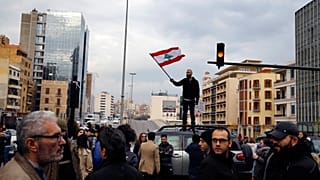 متظاهرون لبنانيون يقطعون طريقا رئيسيا في بيروت باستخدام سيارات 